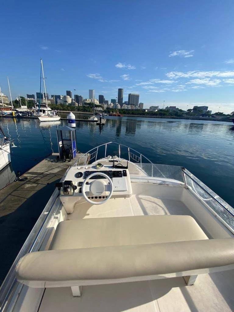 Passeio Privativo de Lancha no Rio de Janeiro Docked boat in Rio de Janeiro