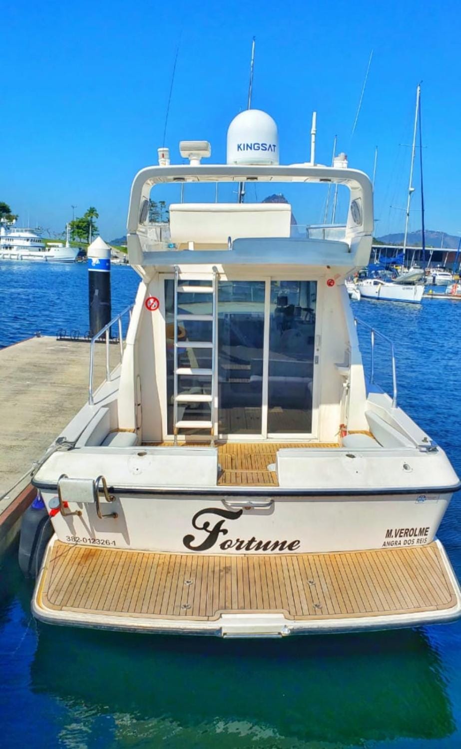 Passeio Privativo de Lancha no Rio de Janeiro Docked boat in Rio de Janeiro