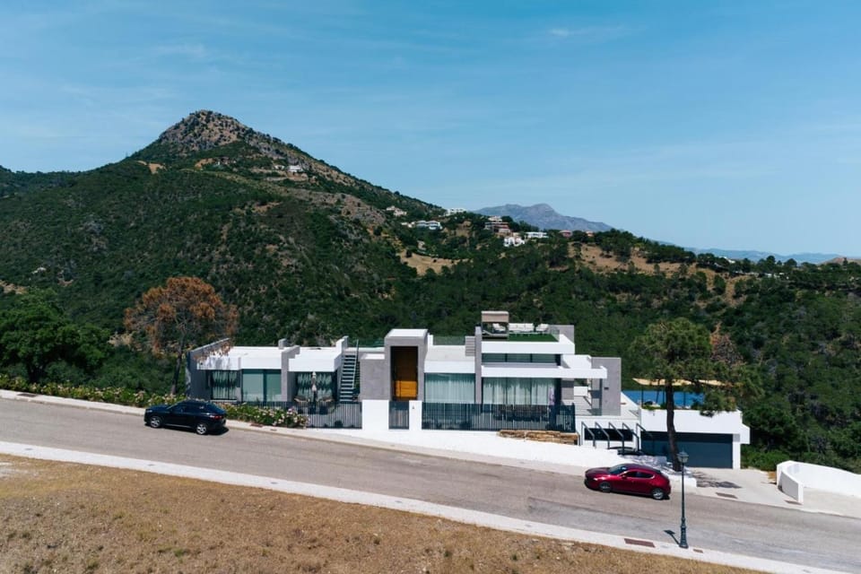 Property building, Neighbourhood, Mountain view, Parking