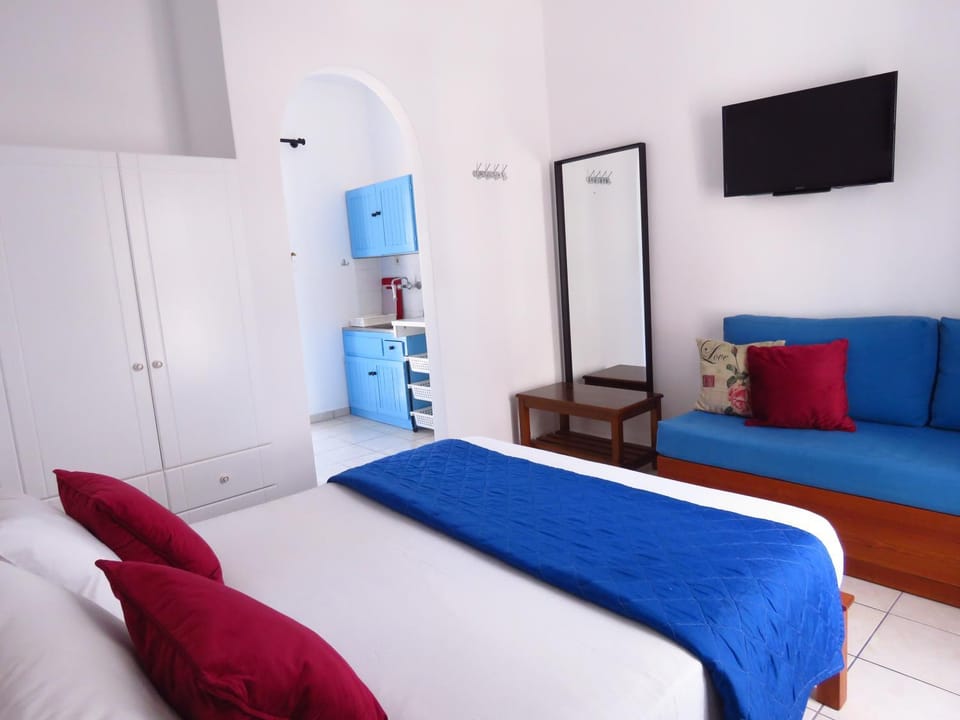 Bed, TV and multimedia, Photo of the whole room, Seating area, Bedroom, wardrobe