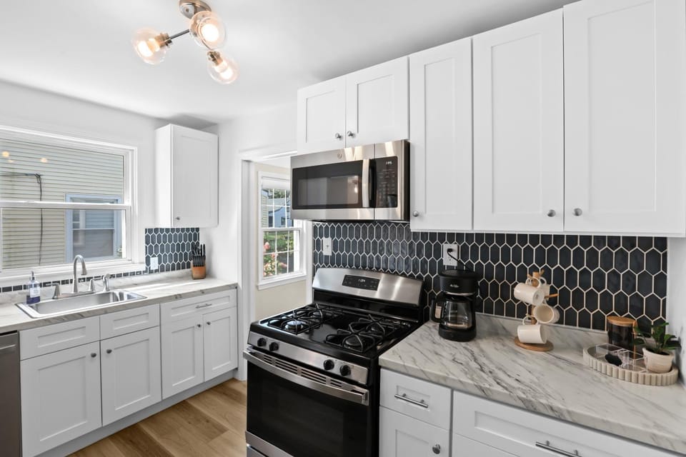 Stylish 3 Bedroom Metro Detroit Gem, Renovated with Game Room House in Madison Heights