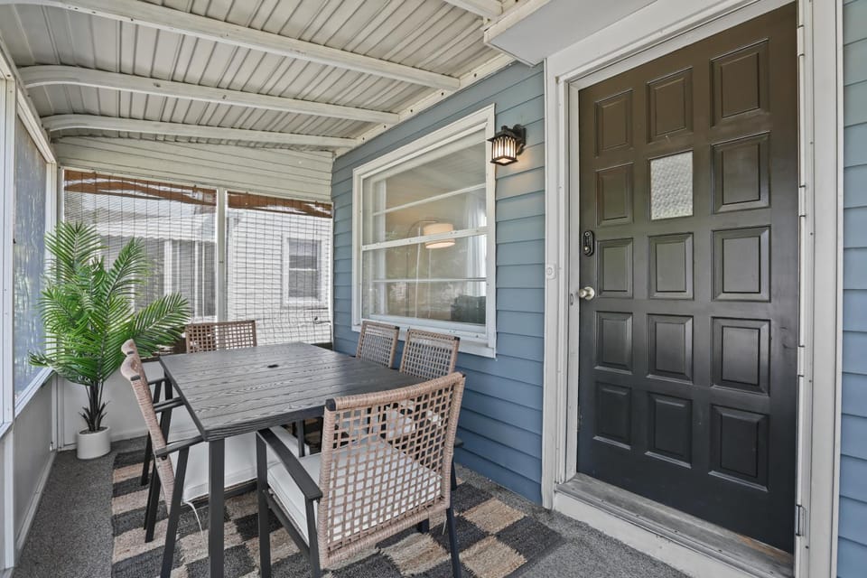 Stylish 3 Bedroom Metro Detroit Gem, Renovated with Game Room House in Madison Heights