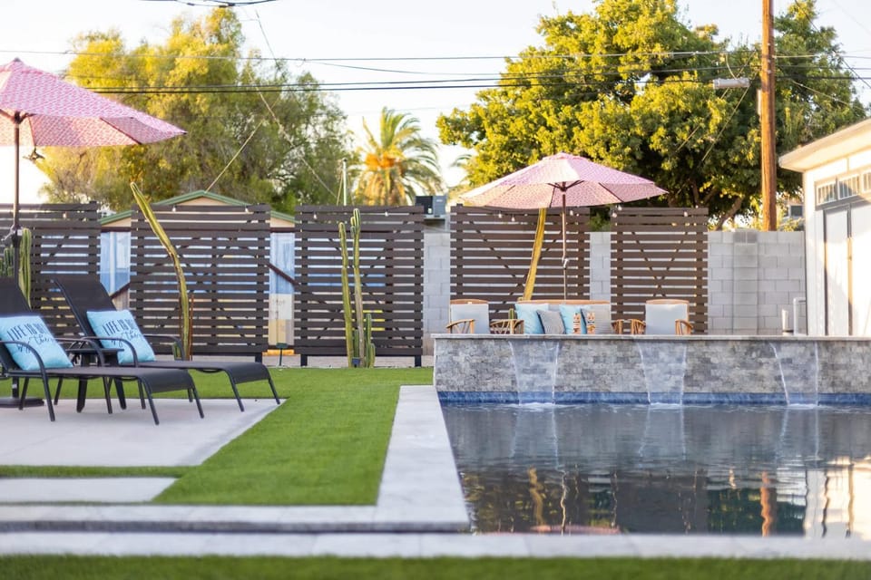 The Glow-Up House - Pool Spa Glam Room House in Phoenix