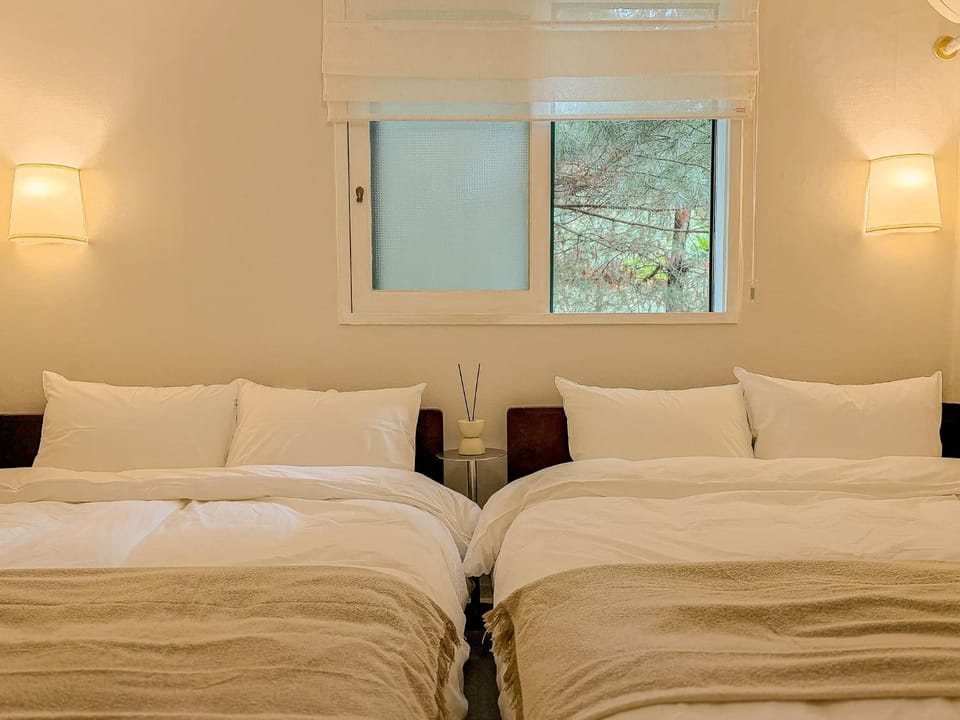 Property building, Bed, Bedroom