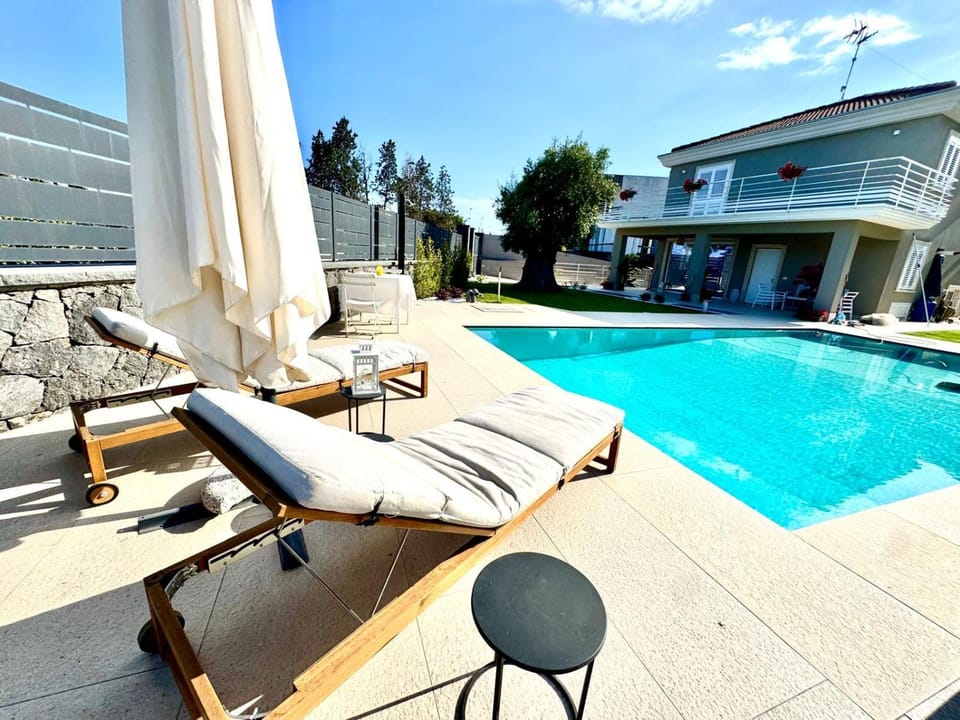 Property building, Day, Pool view, Swimming pool, sunbed