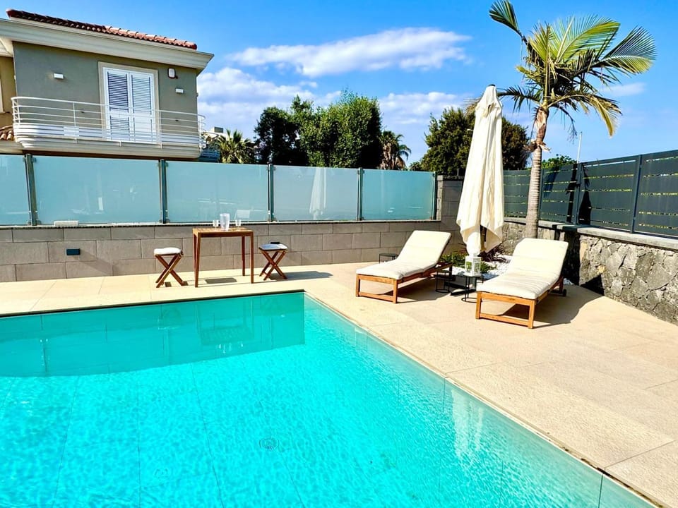 Day, Pool view, Swimming pool, sunbed