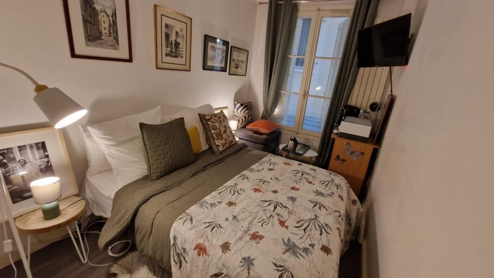 1mins Gare Montparnasse,,center, st Germain ,5minute Eiffel tour and Louvre meusm aesome place , Apartment in Paris