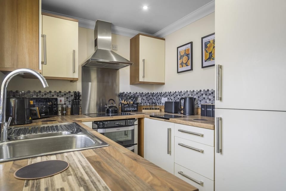 Stylish 2-Bed Coach House Near Cotswold Lakes Apartment in Swindon