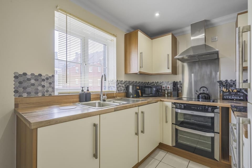 Stylish 2-Bed Coach House Near Cotswold Lakes Apartment in Swindon
