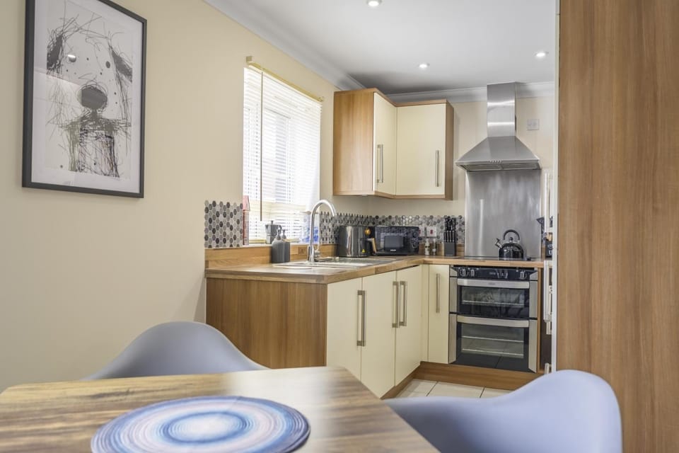 Stylish 2-Bed Coach House Near Cotswold Lakes Apartment in Swindon