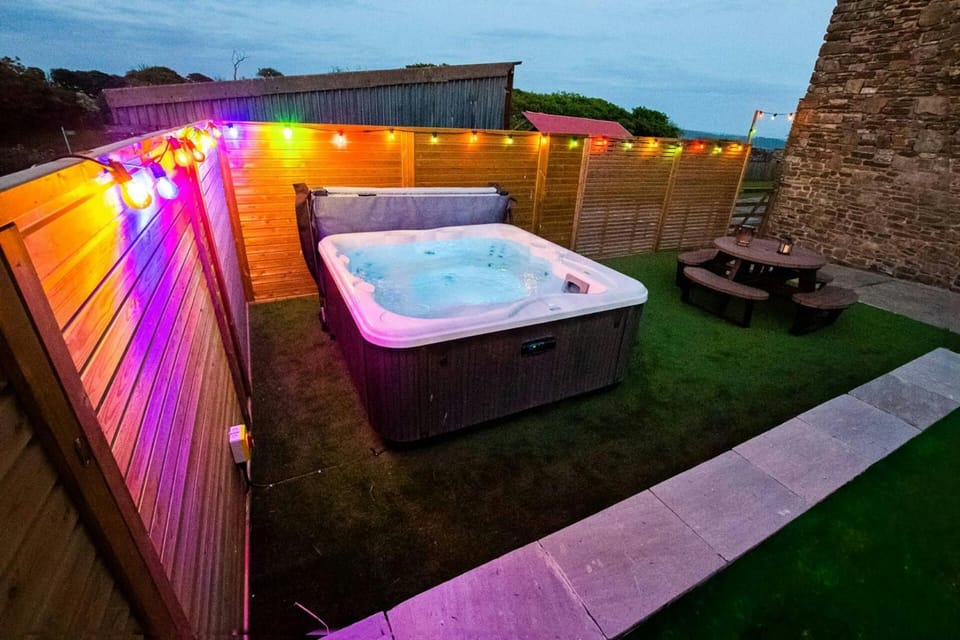 Garden, Hot Tub