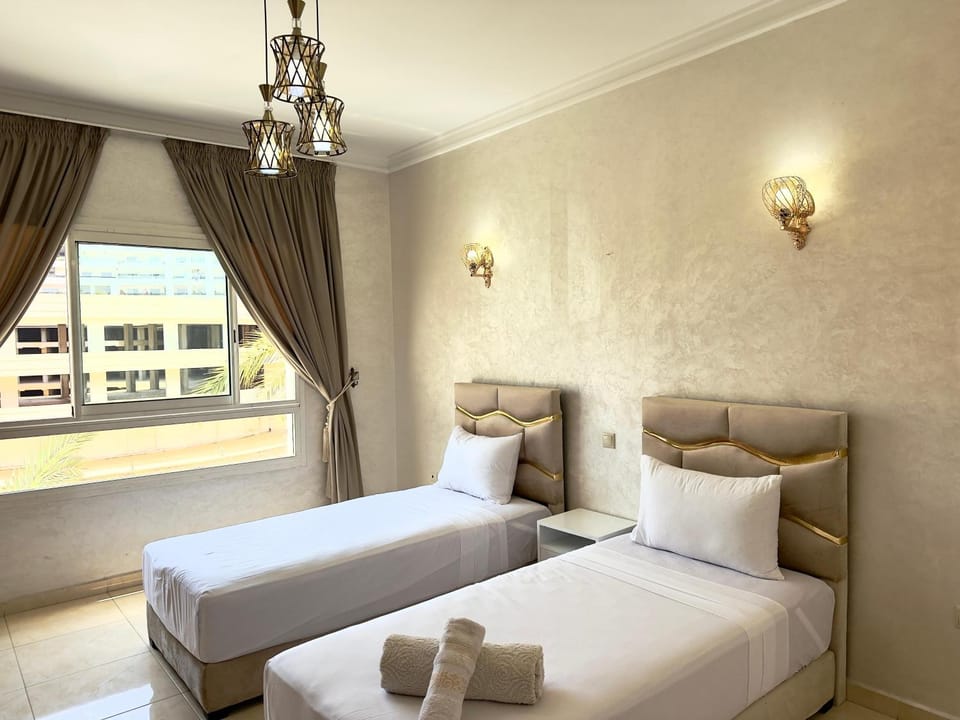 Bed, Bedroom, towels