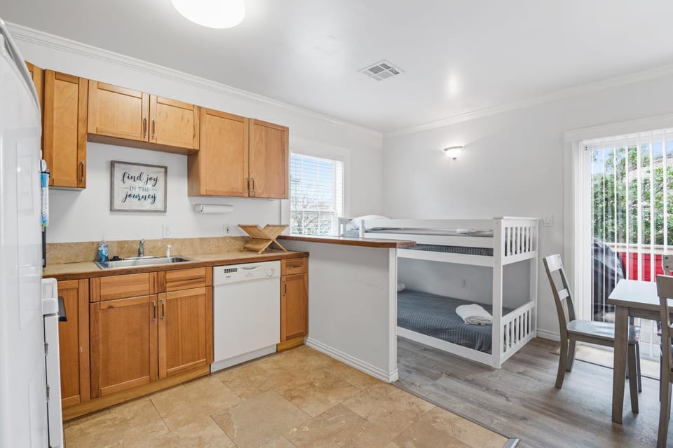 Coffee/tea facilities, Kitchen or kitchenette, Dining area, Dinner, dishwasher, microwave, oven, stove, toaster, kitchen