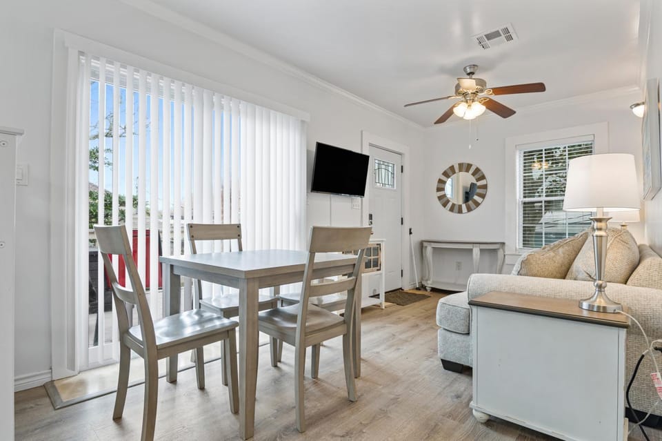 Day, TV and multimedia, View (from property/room), Living room, Dining area, Entertainment, Dinner, furniture