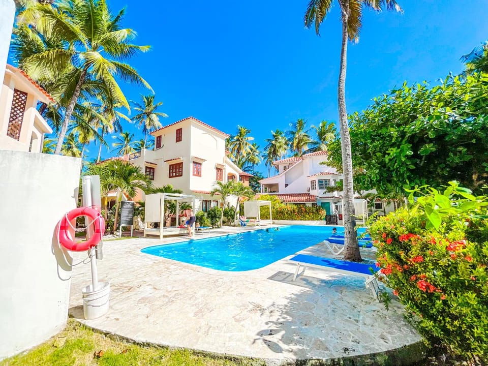 Property building, Garden, Garden view, Pool view, Swimming pool, sunbed