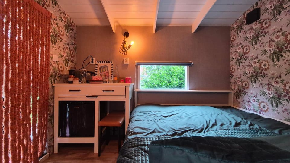 Bed, Dining area, minibar