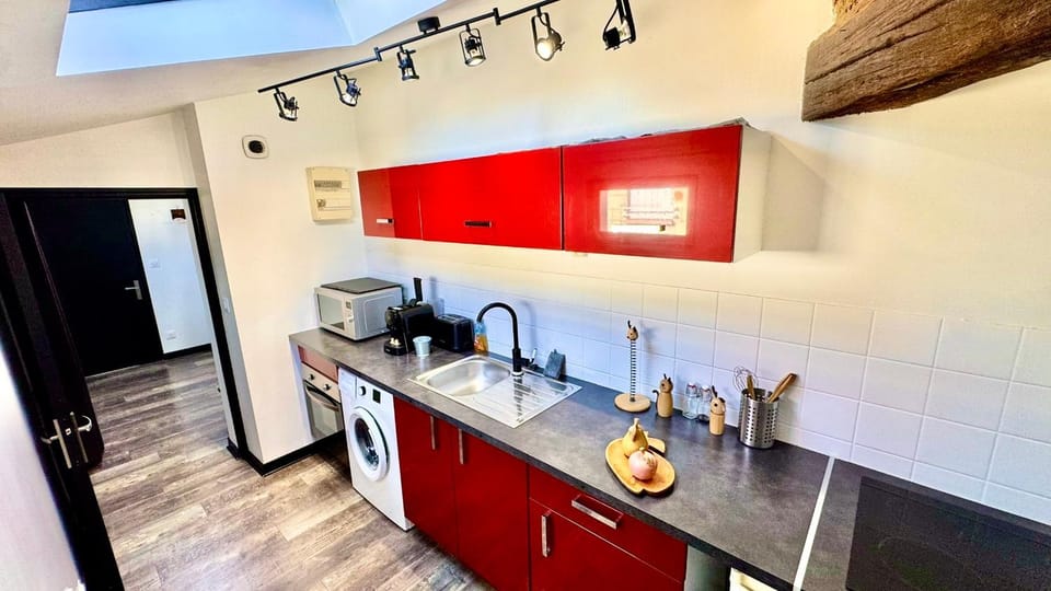 Coffee/tea facilities, Kitchen or kitchenette, microwave, oven, stove, toaster, washing machine