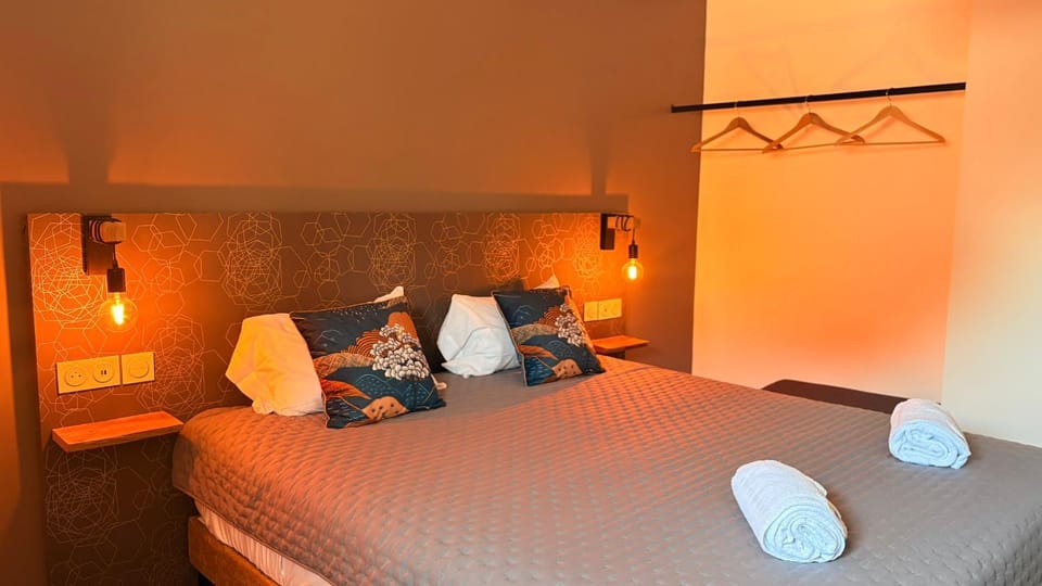 Bed, Photo of the whole room, Bedroom, towels