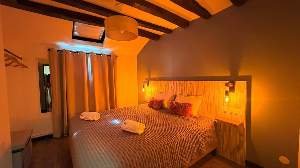 Bed, Photo of the whole room, Bedroom, towels