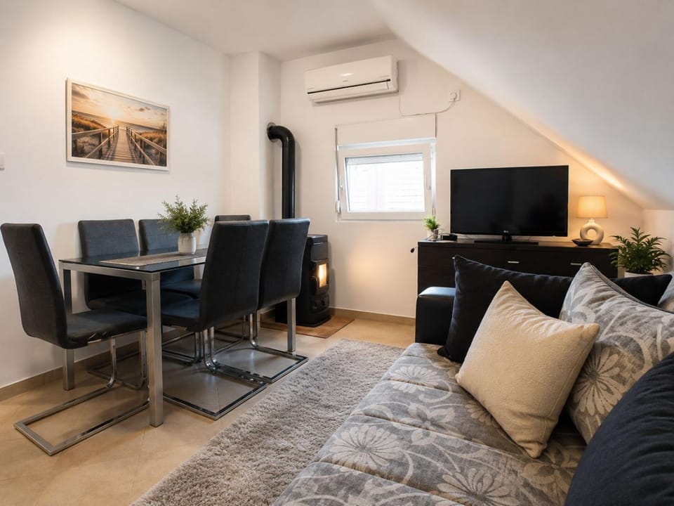Communal lounge/ TV room, Living room, Seating area, Dining area, air conditioner