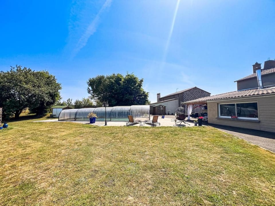 Grande maison en campagne avec piscine chauffée et découvrable House in Pays de la Loire