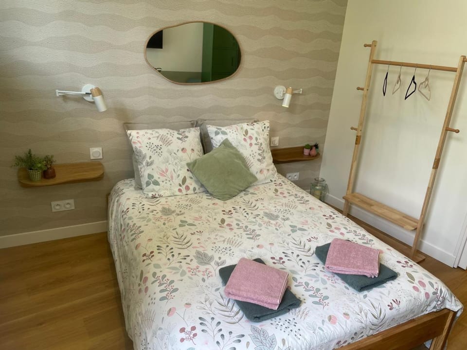 Chambre cosy dans dépendance avec abri vélos Vacation rental in Saumur