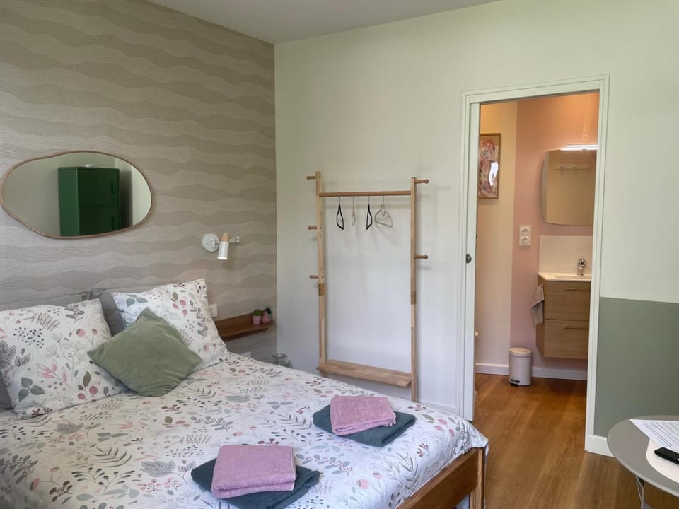 Chambre cosy dans dépendance avec abri vélos Vacation rental in Saumur