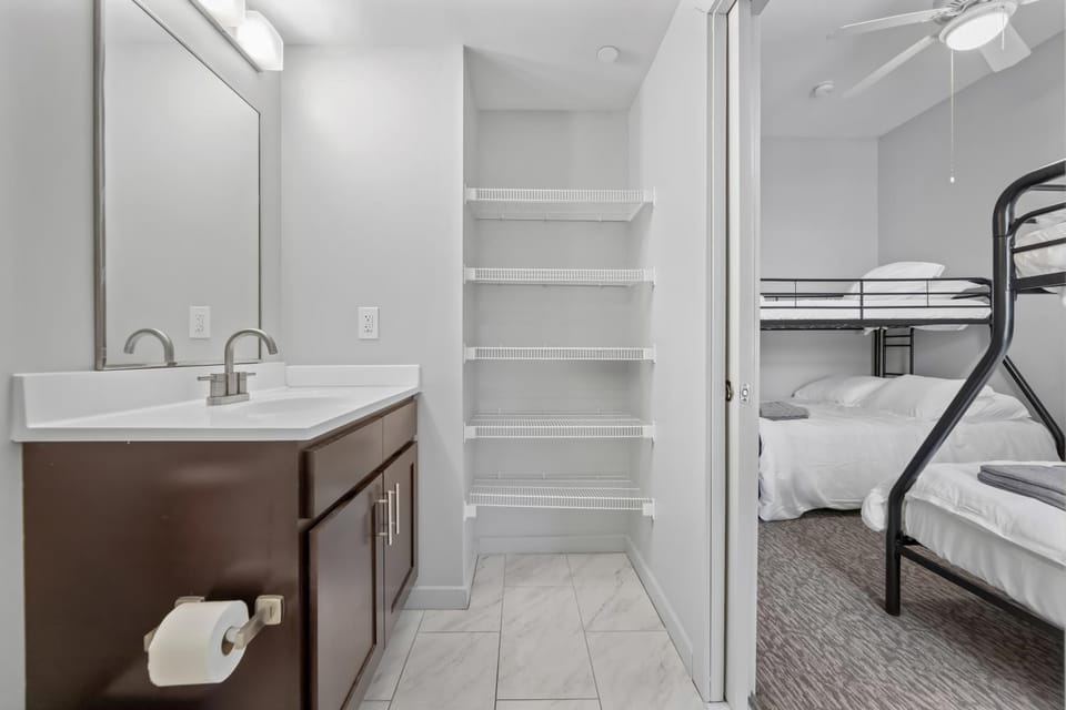 Cute 2BR Loft FREE Parking 2 Bathrooms 2 TVs Apartment in Cleveland Heights