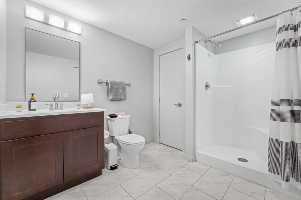 Cute 2BR Loft FREE Parking 2 Bathrooms 2 TVs Apartment in Cleveland Heights