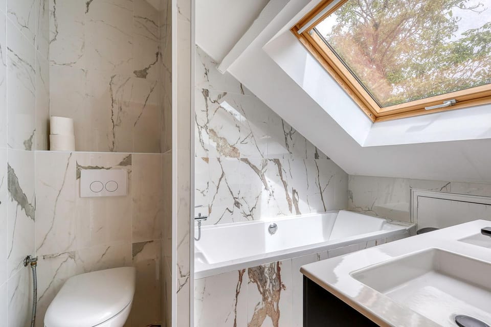 Lantern House Retreat and Spa Villa in Chessy