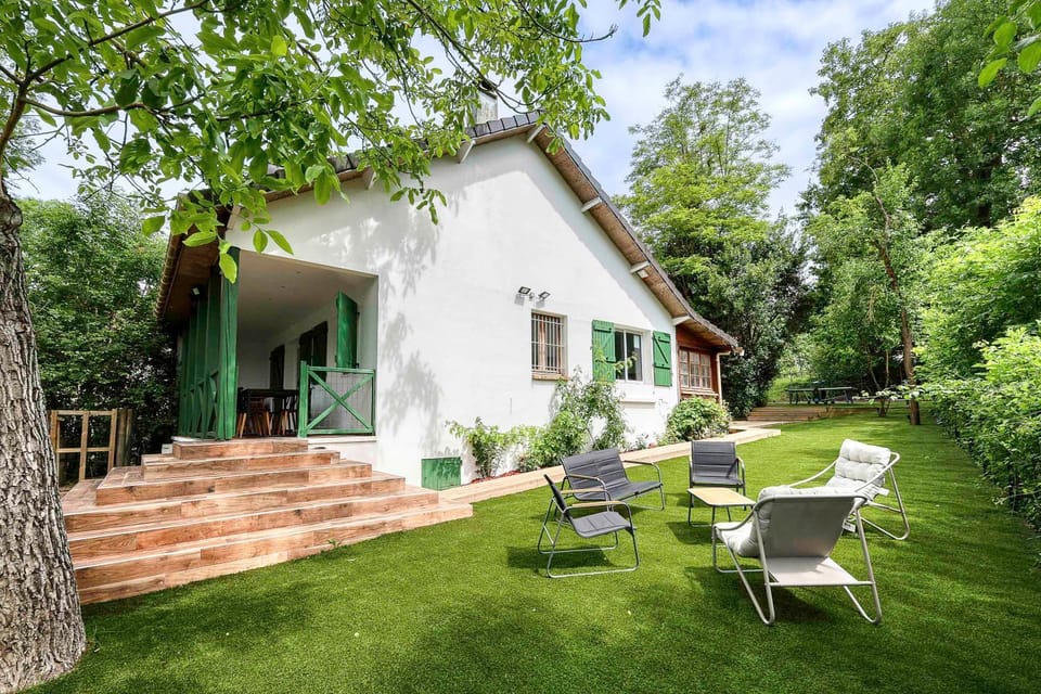 Lantern House Retreat and Spa Villa in Chessy