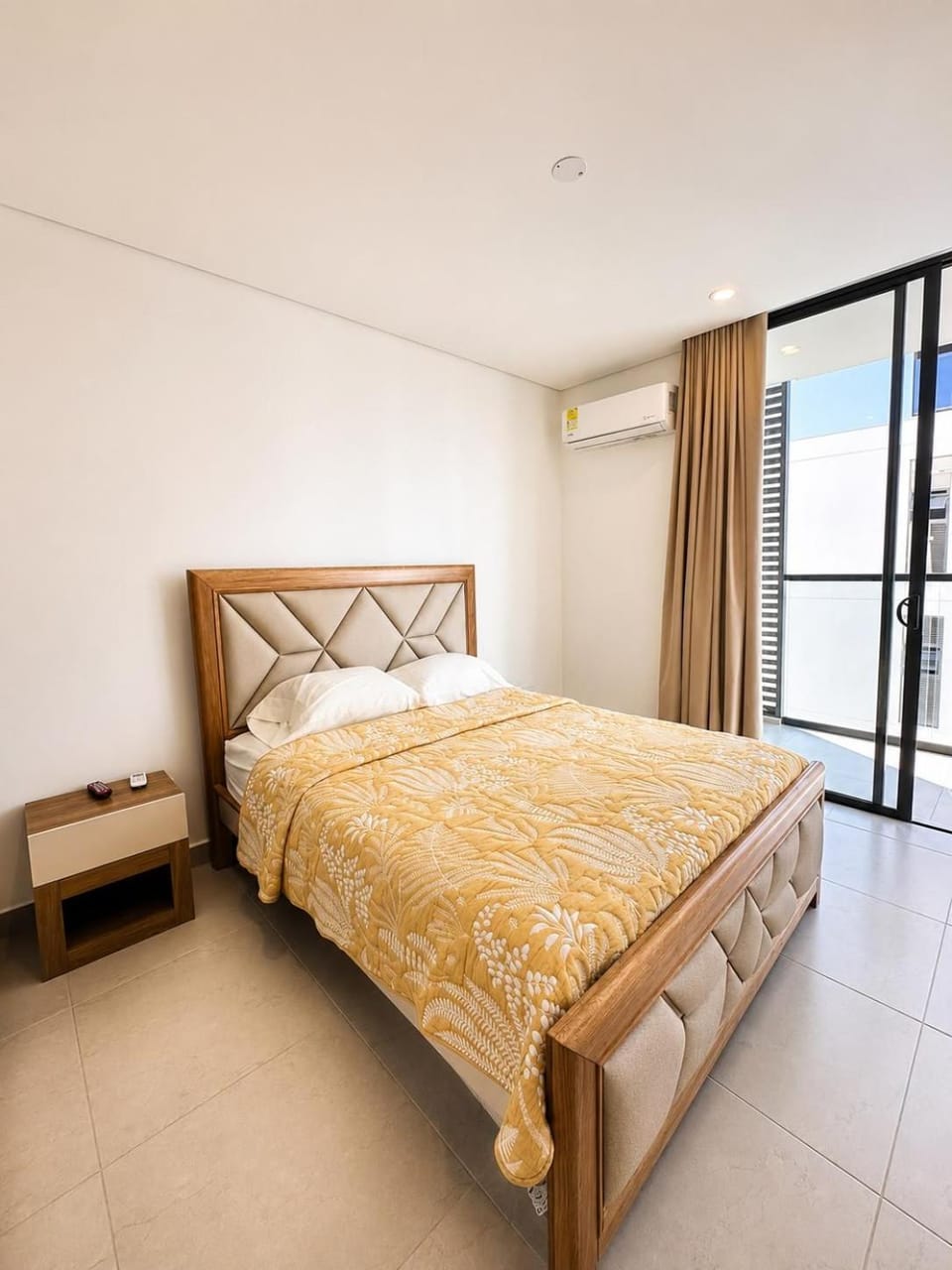 Bed, Photo of the whole room, Bedroom, air conditioner