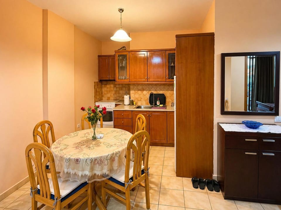 Kitchen or kitchenette, Dining area, oven
