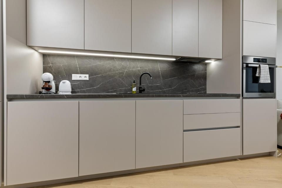 Kitchen or kitchenette, dishwasher, stove