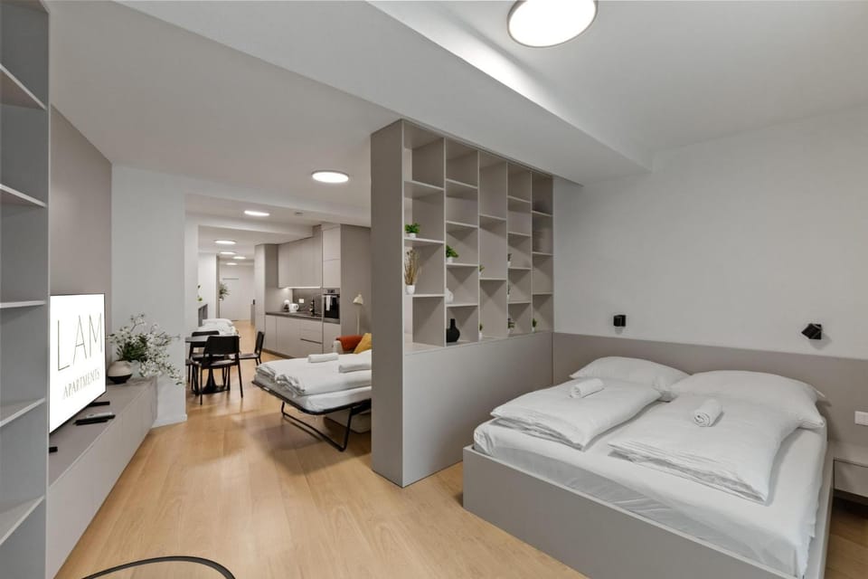 Bed, TV and multimedia, Photo of the whole room, Bedroom, towels