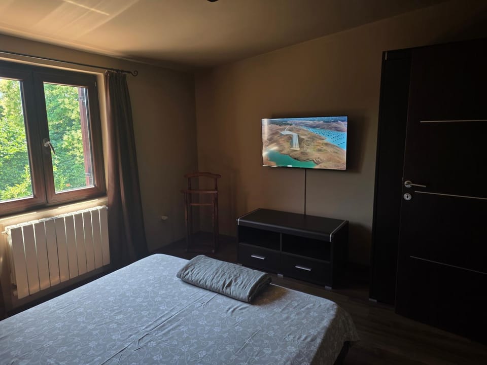 Bed, TV and multimedia, Photo of the whole room, Bedroom