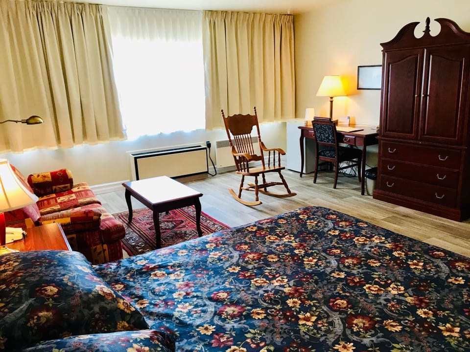 Bed, Living room, Photo of the whole room, Seating area, Bedroom