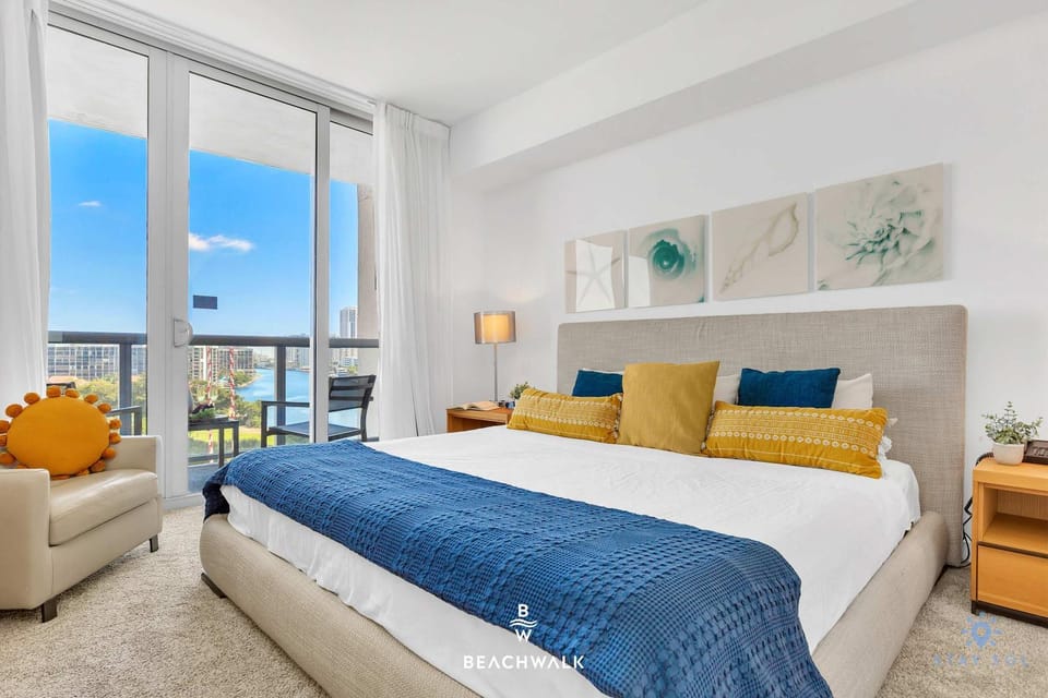 Airy 2BR - Marina & Bay Apartment in Hallandale Beach