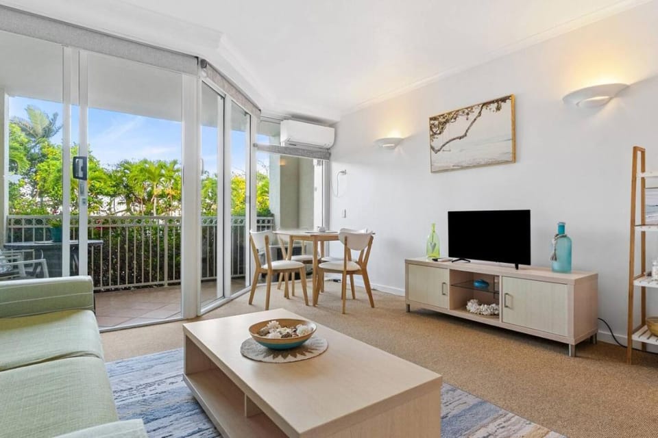 Oceanfront Gem at Trinity Beach - Pool - Sea View Apartment in Cairns