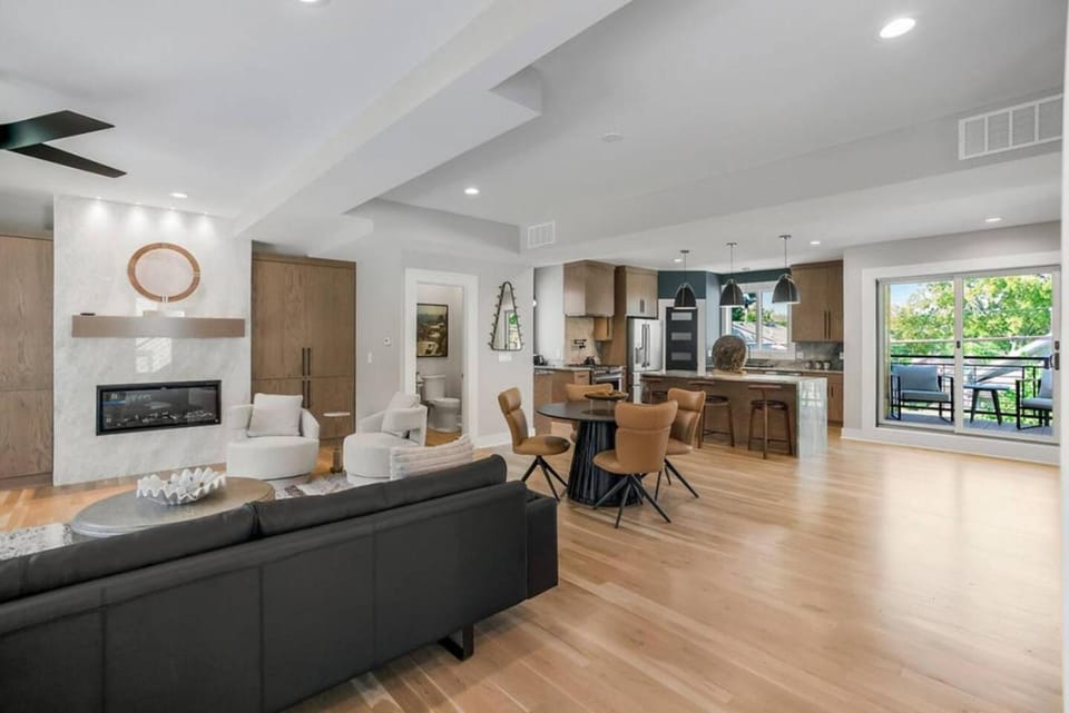 Private Sleek Design - Modern Oasis Mansion House in West Plaza