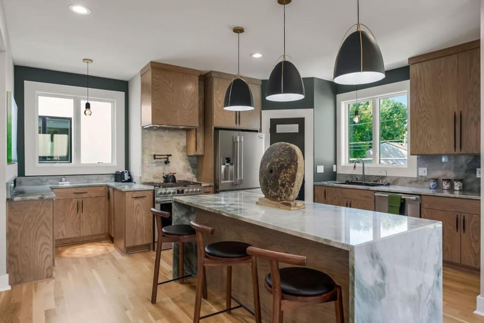 Private Sleek Design - Modern Oasis Mansion House in West Plaza