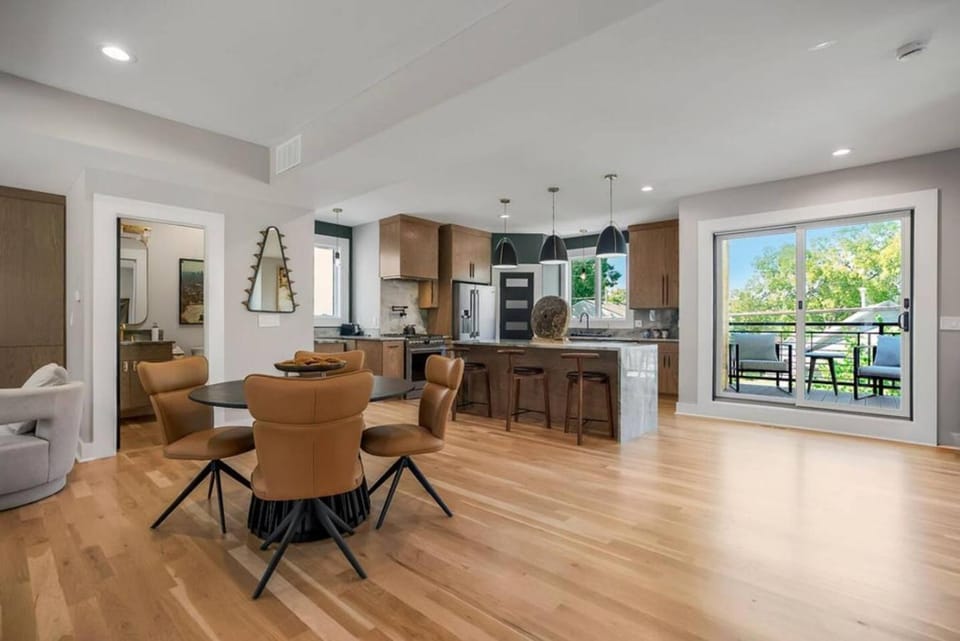 Private Sleek Design - Modern Oasis Mansion House in West Plaza