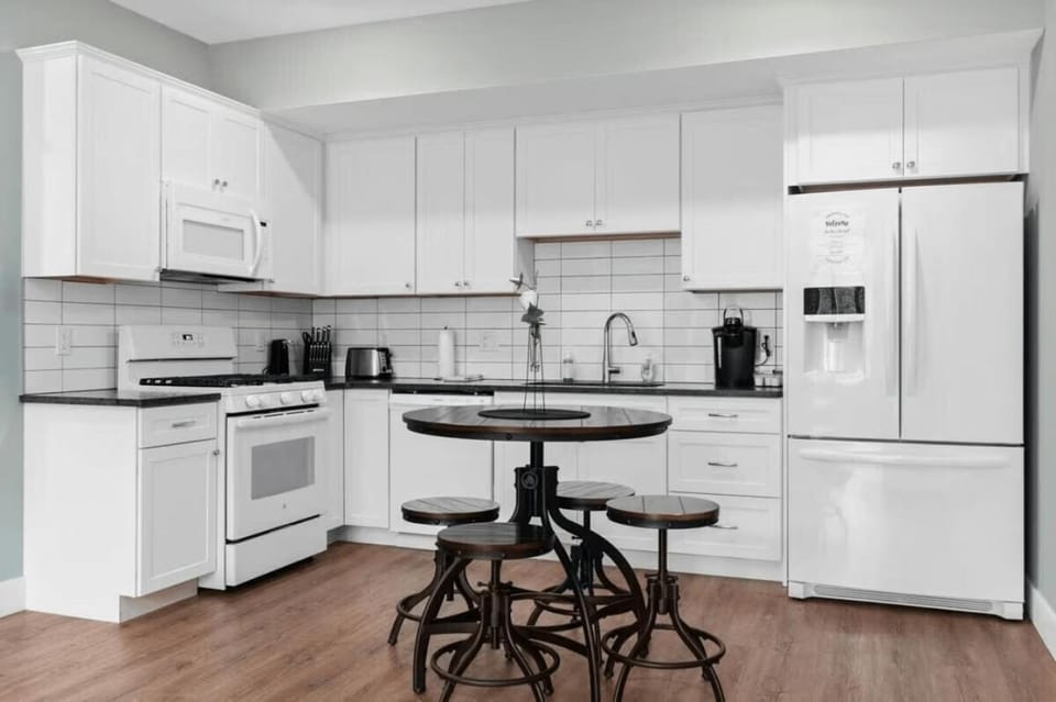 The Nest 7 Rooftop Patio 2BR Downtown House in Traverse City