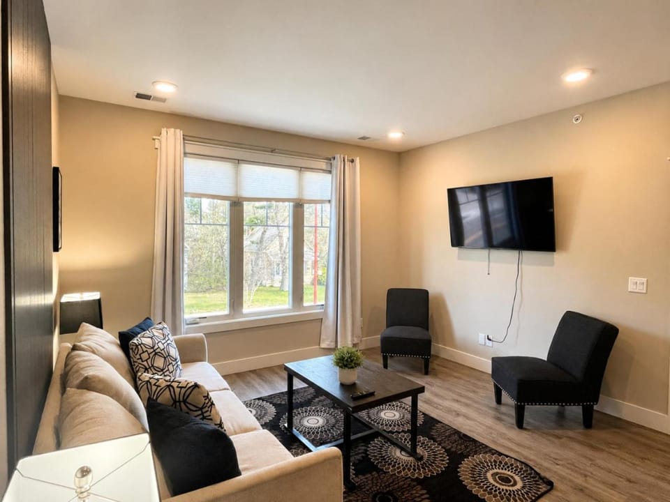 The Ledge 9 Rooftop Patio 2BR Downtown House in Traverse City