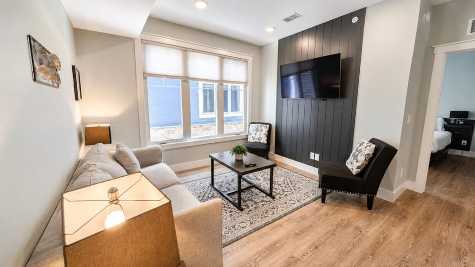 The Grove 11 Rooftop Patio 2BR Downtown House in Traverse City