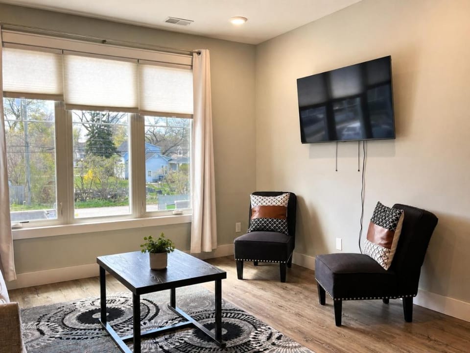 The Haven 10 Rooftop Patio 2BR Downtown House in Traverse City