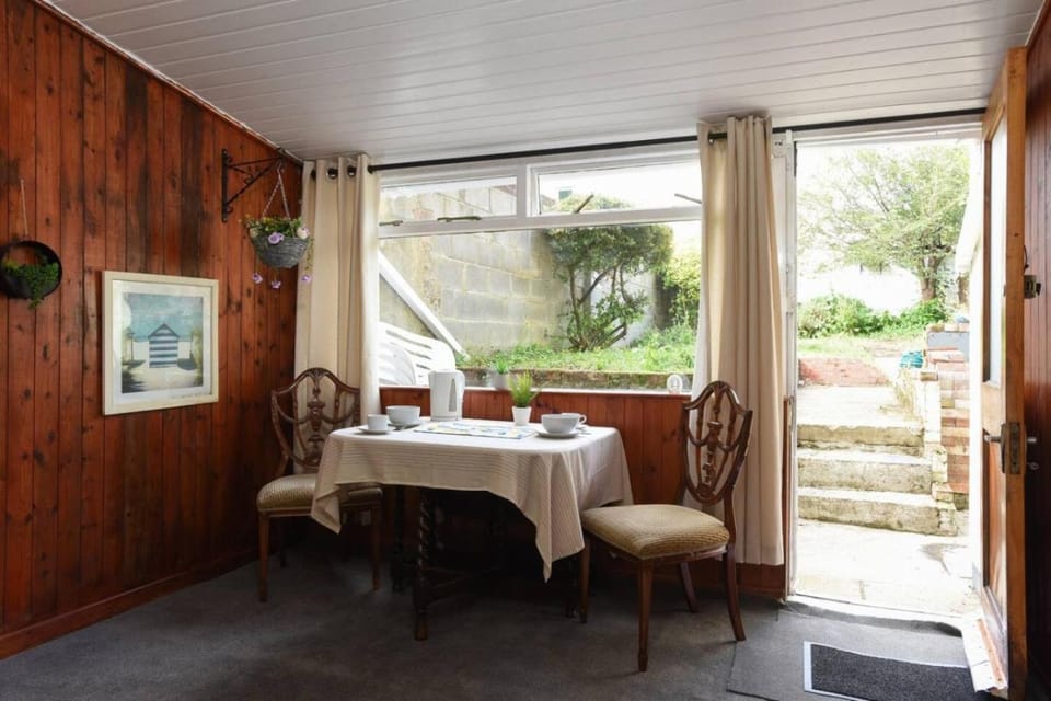Air Maison - Cosy 1-Bedroom Apartment - 4mins to Pier - Pet Friendly with Shared Garden Apartment in Portsmouth