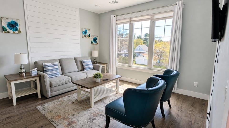 The Aerie 15 Rooftop Patio 2BR Downtown House in Traverse City