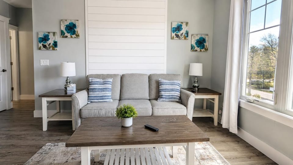 The Aerie 15 Rooftop Patio 2BR Downtown House in Traverse City