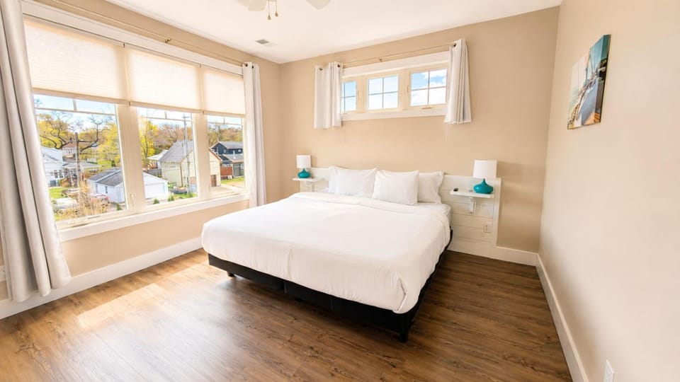 The Ember 13 Rooftop Patio 2BR Downtown House in Traverse City